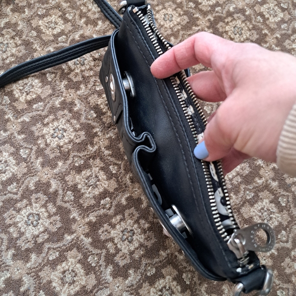 Marc Jacobs Black Leather Crossbody with Dual Front Pockets - Picture 7 of 9